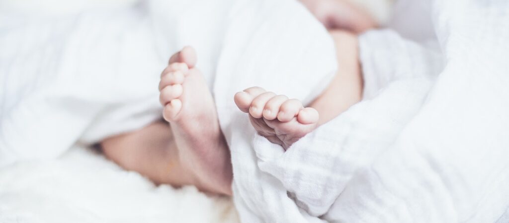 baby, baby feet, bed-1866623.jpg